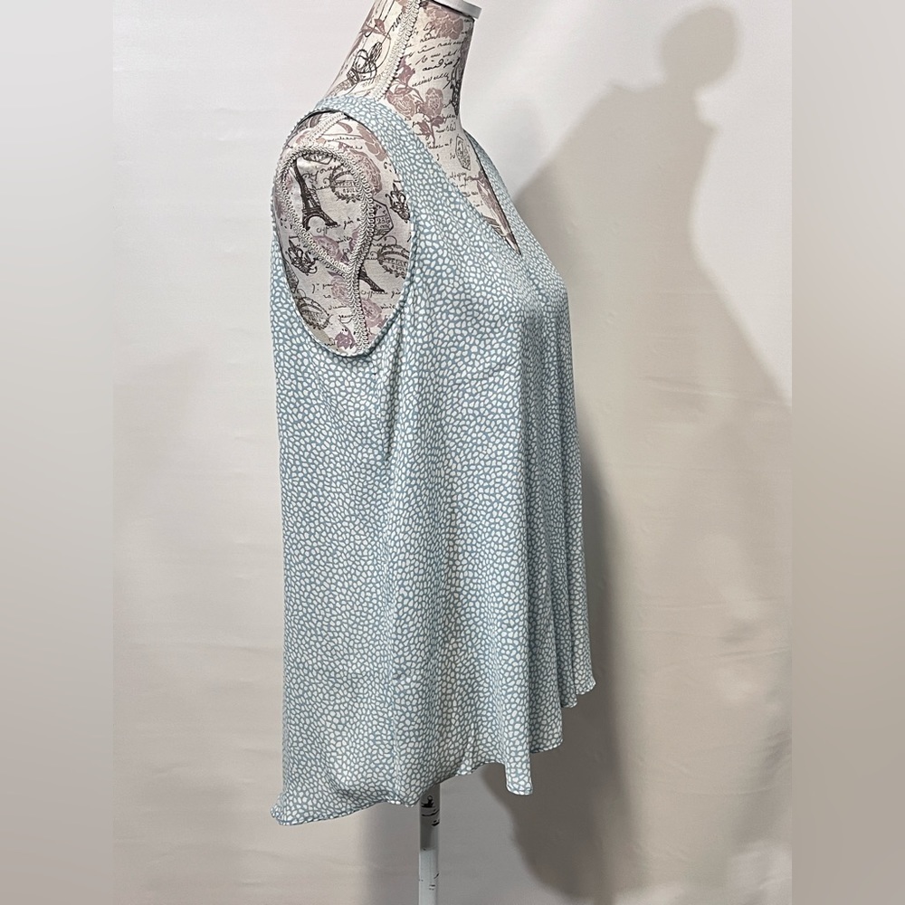 🛍️ VINCE CAMUTO Light blue and white printed blouse size S. - Picture 6 of 11